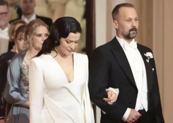 jenni vartiaisen puoliso